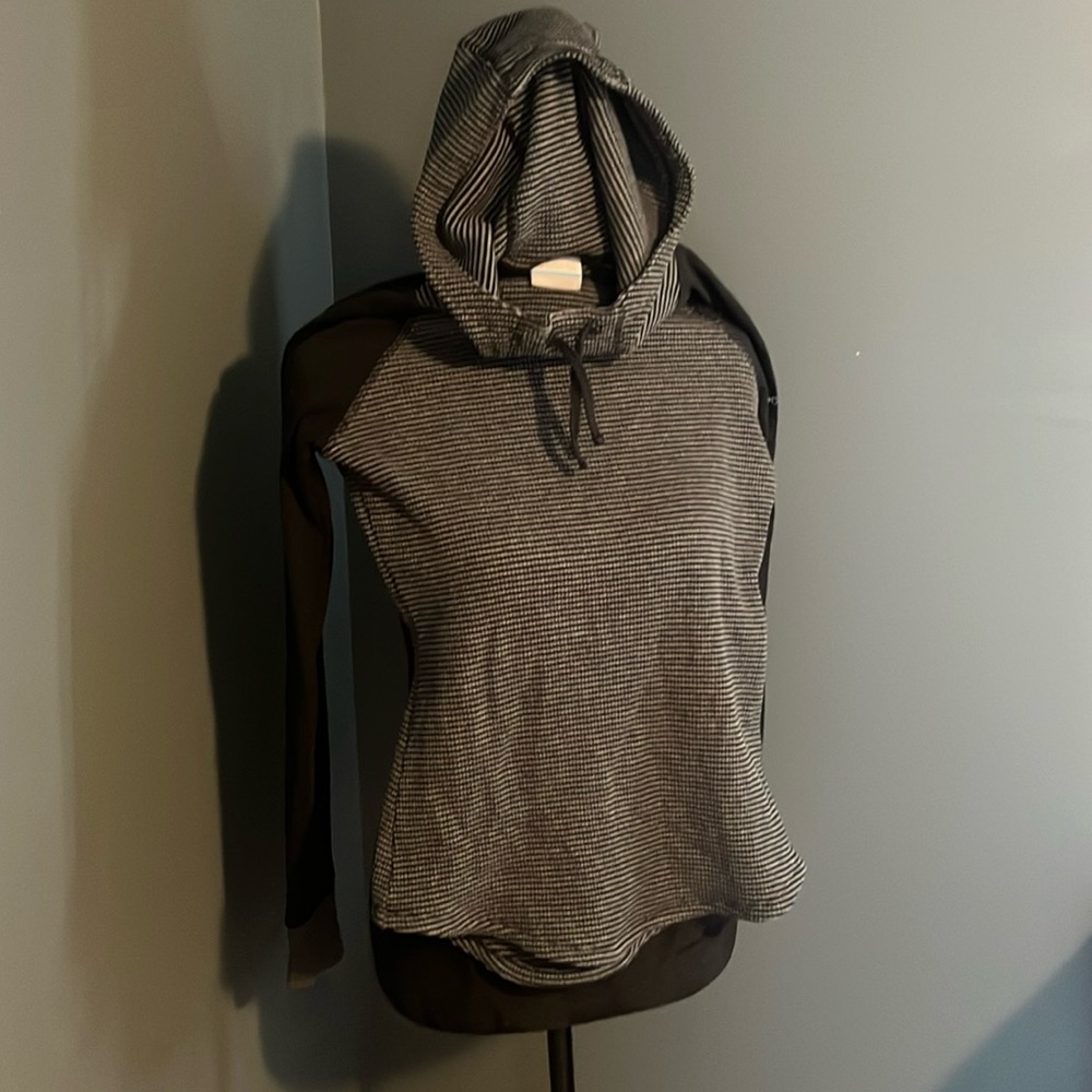 Columbia fitted crew with hood.  NWOT